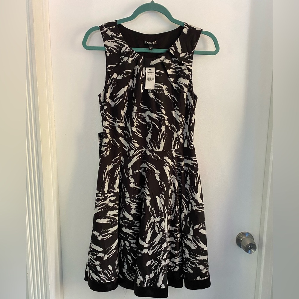 Express NWT Black and white size 6 Dress
